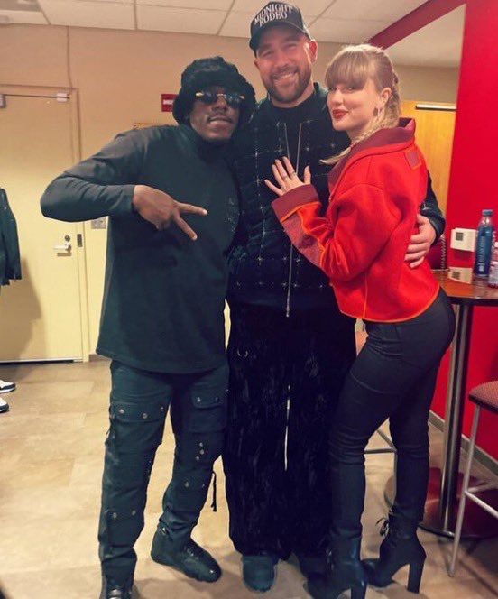 New picture of Taylor Swift and Travis Kelce