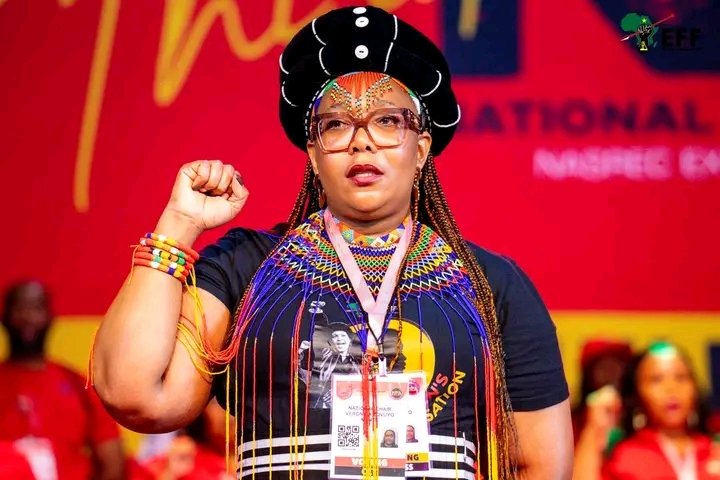 BuangRSA's tweet photo. Mama Veronica Mente For DP.  Godrich can and will never be a good leader. Women Must Rise❤💚🖤

Dr Ndlozi | Malema | #EFFNPA2024 | #SAvsPAK | FNB Stadium | Chris Brown | Floyd | Goolam | #EFFPresser | Sunday World https://t.co/sflb0fioVj
