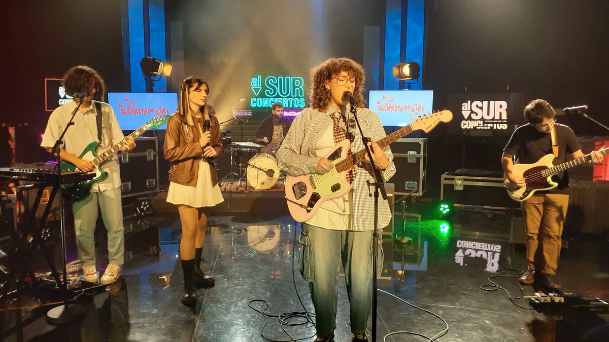 Y ahora, el directo de <a href="/quirkyoddgirl/">˗ˋˏ ♡ ˎˊ˗</a> para <a href="/AlsurConciertos/">Al Sur Conciertos</a>  <a href="/isachi16/">Isachi</a> . La artista malagueña nos presenta las canciones de su primer trabajo, el ep “Algo de verdad”, con el apoyo de los amigos de <a href="/benzuwav/">Benzú</a>  y la colaboración femenina de #RocíoLapaz