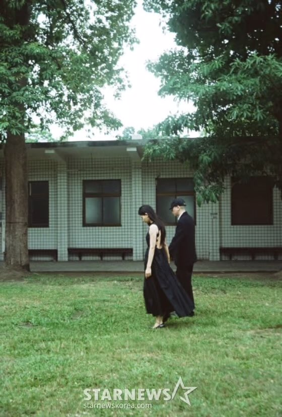 gangschiele_'s tweet photo. รูปพรีเวดดิ้งของโอฮยอก กับคุณฮวังจีมินน่ารักมาก 🫠🫠 เจ้าสาวสวยมากจริงๆๆ https://t.co/YuN3S1cLY5
