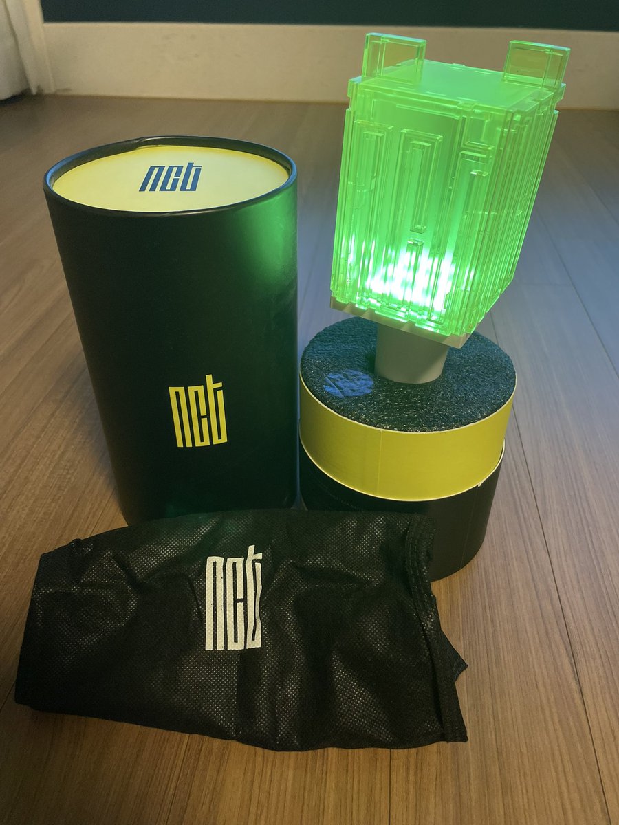 Idolgoodstrade's tweet photo. NCT 엔시티 구 응원봉 믐뭔봄 구믐 양도합니다

- 1번 사용 후 보관
- 하자, 스티커 붙인 적 X
- 스트랩, 더스트백, 박스 등 모든 구성 포함
- 새 건전지(AAA 3개) 포함

택미포 3.5
내일 2호선 강변, 건대입구역에서 직거래 가능

옾카로 연락 주세요
https://t.co/yX2oAFbjC0

위시 드림 127 웨이비 https://t.co/8APQ9AmpjD
