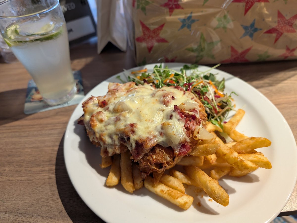 OZZY_GiRL_'s tweet photo. Delicious Honolulu Parmy for lunch at the Gympie RSL to celebrate my FIL's birthday and early Christmas โ๐
Absolutely delicious ๐ #parmy https://t.co/uDfX4wLZh9