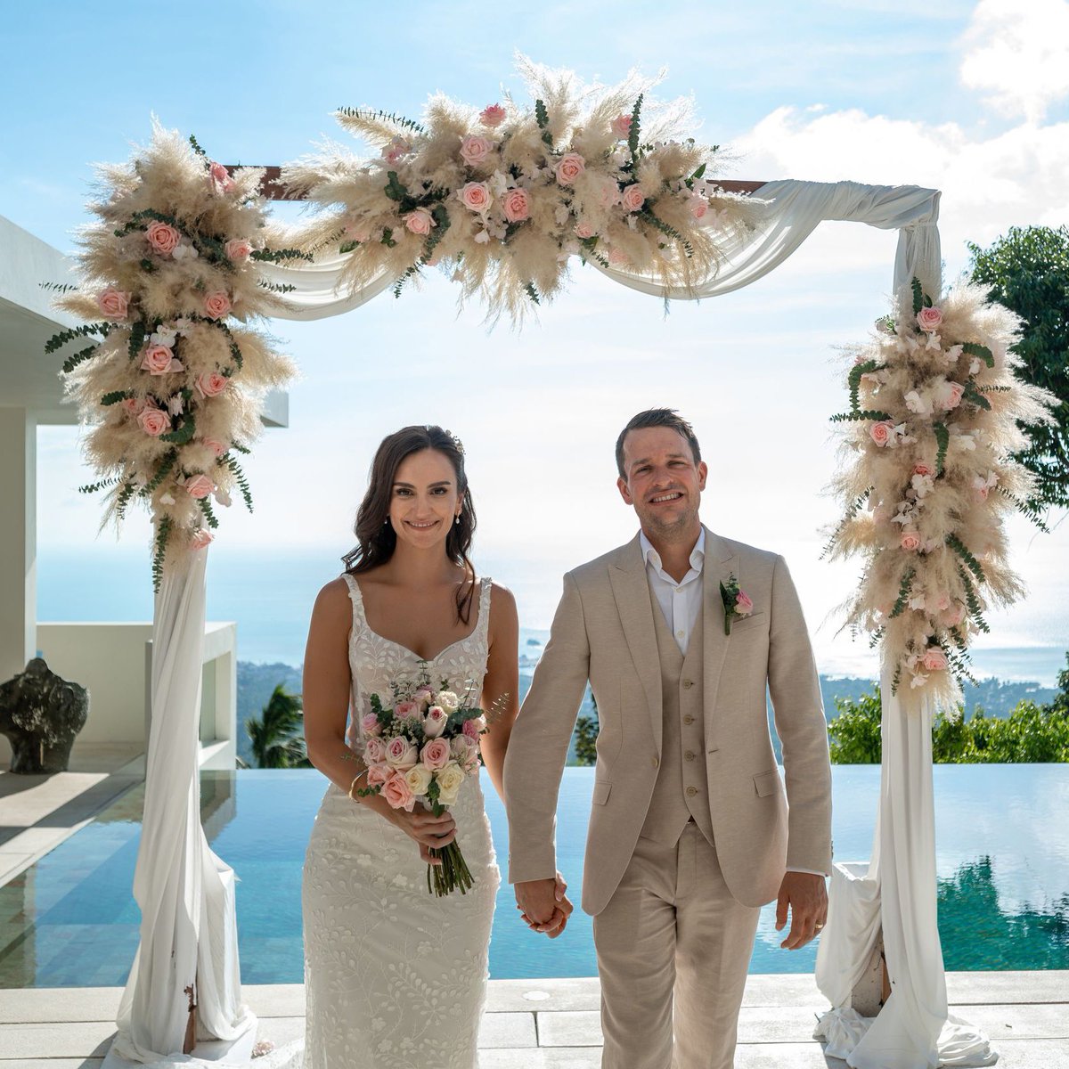 DimasFrolovPhot's tweet image. A flower arch, the sea on the horizon, and a happy couple — I love being a photographer!
❓Do you love your job?

#questionstoponder
#professionalweddingphotographers #dimasfrolov