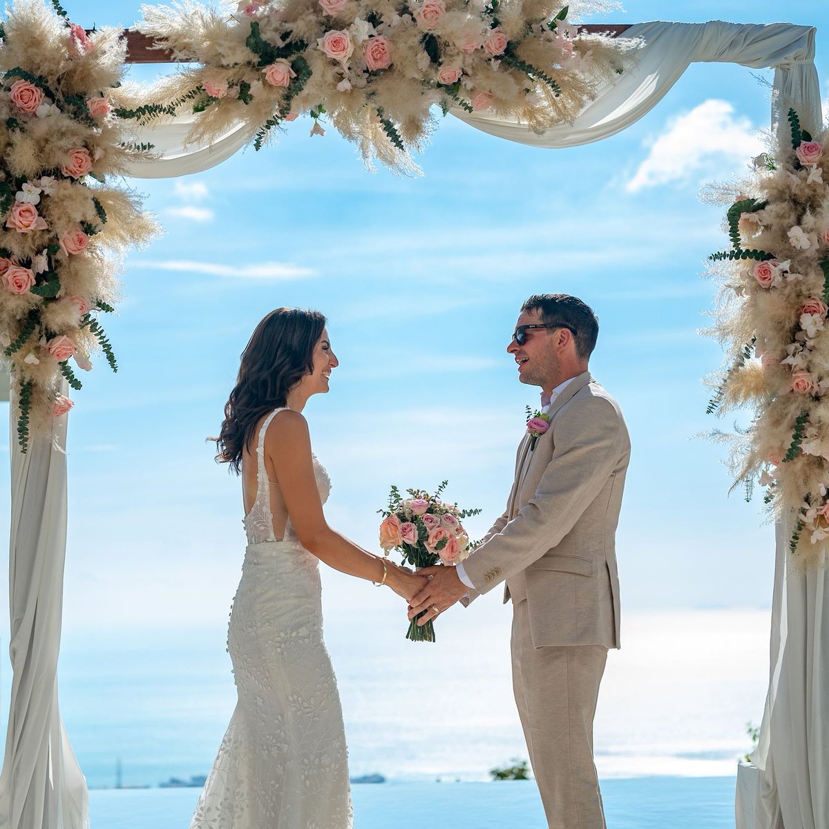 DimasFrolovPhot's tweet image. A flower arch, the sea on the horizon, and a happy couple — I love being a photographer!
❓Do you love your job?

#questionstoponder
#professionalweddingphotographers #dimasfrolov