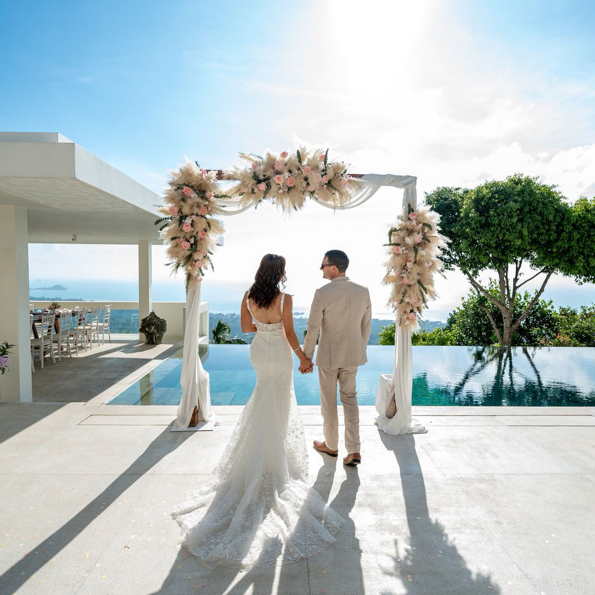 DimasFrolovPhot's tweet image. A flower arch, the sea on the horizon, and a happy couple — I love being a photographer!
❓Do you love your job?

#questionstoponder
#professionalweddingphotographers #dimasfrolov