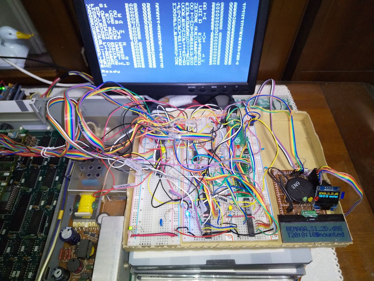 bml3mk5's tweet photo. ラズパイpicoのPIOを活用ということで、レベル3/S1用の仮想フロッピーディスクを製作。
とりあえず動くレベルになりました。USBメモリ内のd88ファイルにアクセスします。
レベル3はROMが必要なので、別途回路を作りました。
一通り動いたのでプリント基板におこそうかな。
#ラズパイ #BML3 #MBS1 https://t.co/YRRNsxZfX5