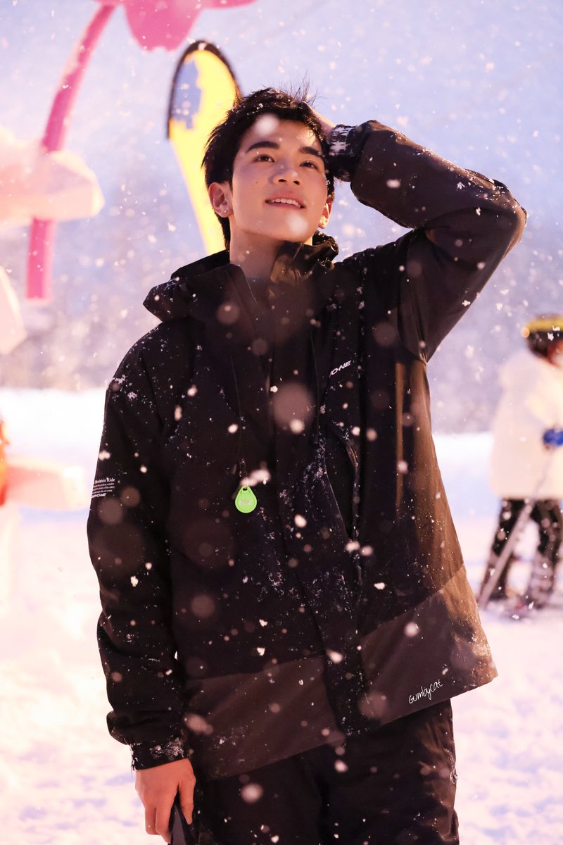 Gumbycat3's tweet image. หิมะตกหนักทำโฟกัสหลุดหมด แต่แสงสวย ใดใดคือลูกหล่อมากกก 
#NEKKOxGFINHOKKAIDO
#NEKKOxGEMINIFOURTH 
#Fourthnattawat