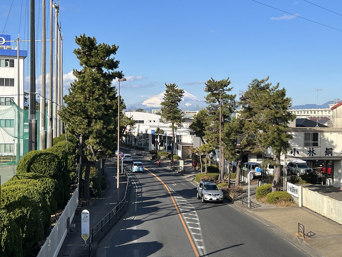 prophotojp's tweet photo. Phoneで撮る旧東海道57次  相模川
藤沢宿を過ぎるといよいよ前方に富士を望む
相模川は昔頼朝が義経の亡霊に驚き馬ごと落ちた伝説があり馬入川とも…
【写真集】東海道   https://t.co/HFgLYqCD29…………………   #東海道五十七次 #旧東海道 #相模川 #馬入川 #源頼朝 #富士 #写真集 #iPhone #TKPRESS https://t.co/eNTKzdRaGP