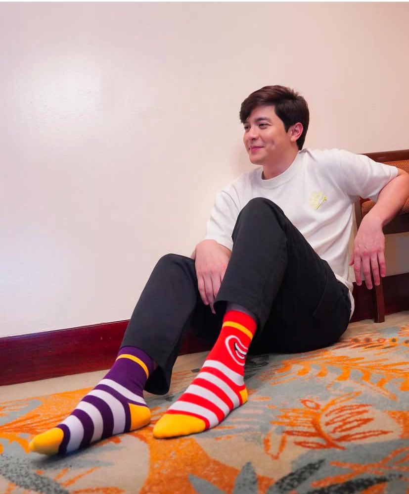 truebleu75's tweet photo. @aldenrichards02 @TheFaulkersonCo @TheFaulkersonBH Alden with mismatched pair of socks.
Ang cute!
โAll proceeds from purchase of these #SteptoHelp socks go to building safe spaces for kids in need thru Ronald McDonald House Charities (RMHC) Bahay Bulilit Learning Centers.โ
@aldenrichards02
<3<3<3
#SteptoHelp
#ALDENRichards https://t.co/7NOqrGU9GY