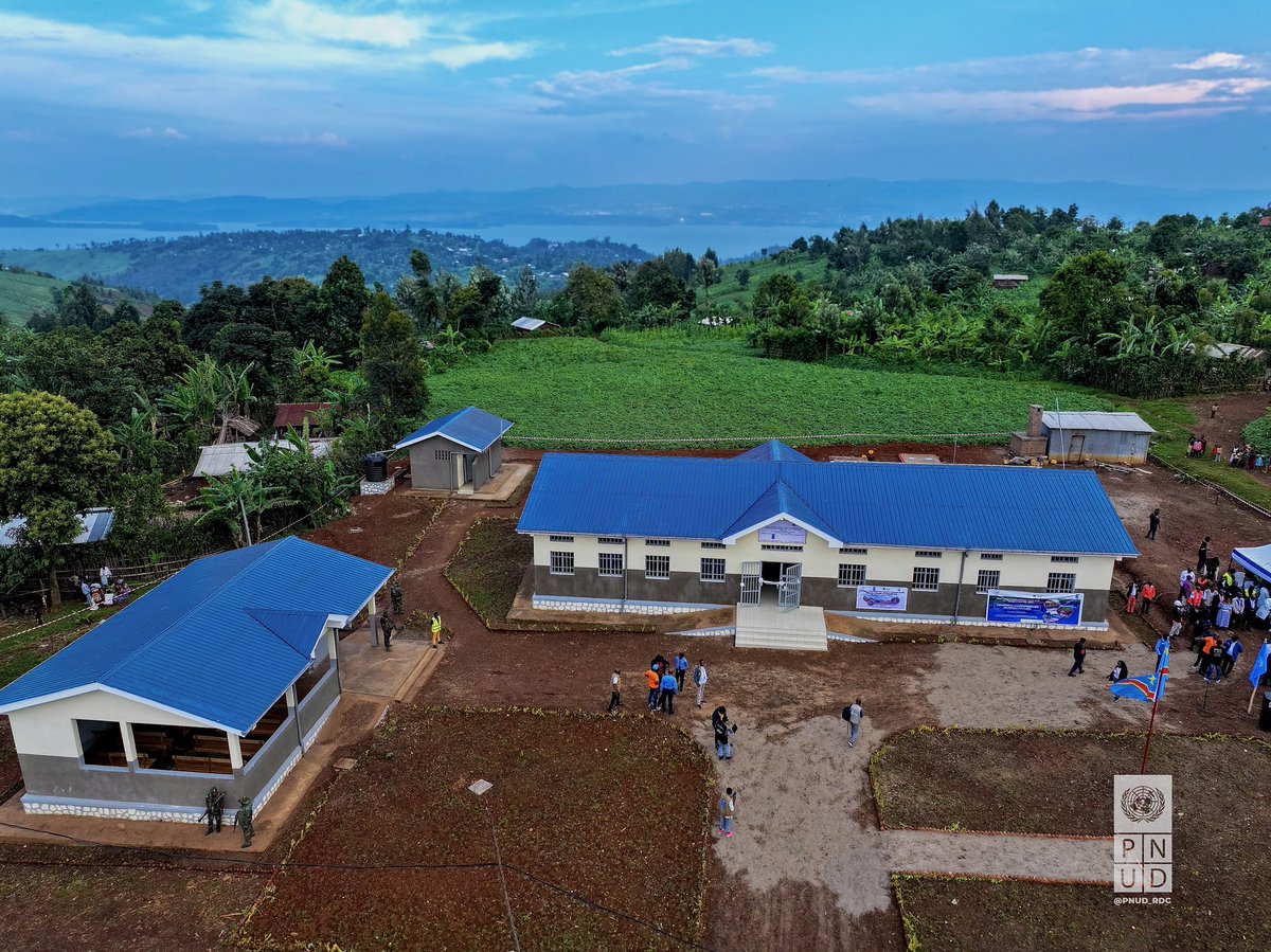 PNUDRDC's tweet photo. #SudKivu : en présence des populations et autorités, Mme @ahunnaeziakonwa, Directrice Afrique du PNUD, a remis  symboliquement le centre de santé Mbiza à @guylainnyembo, @PlanRdc. Construit dans le cadre du @PDL145T_RDC, ce centre facilite l’accès aux soins de santé de qualité aux populations de 9 villages du territoire de Kabare, localité de Mbiza avec près de 16444 habitants dont 60% de femmes. C’était en présence du Représentant du PNUD @DamienMama et du Représentant du FMI @retapsoba.