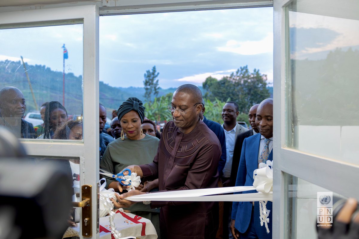 PNUDRDC's tweet photo. #SudKivu : en présence des populations et autorités, Mme @ahunnaeziakonwa, Directrice Afrique du PNUD, a remis  symboliquement le centre de santé Mbiza à @guylainnyembo, @PlanRdc. Construit dans le cadre du @PDL145T_RDC, ce centre facilite l’accès aux soins de santé de qualité aux populations de 9 villages du territoire de Kabare, localité de Mbiza avec près de 16444 habitants dont 60% de femmes. C’était en présence du Représentant du PNUD @DamienMama et du Représentant du FMI @retapsoba.