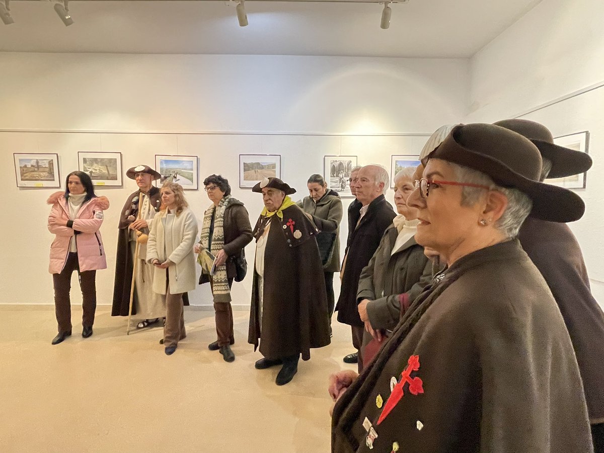 aytosanandres's tweet photo. 📸El @aytosanandres y la #asociación Pulchra Leonina inauguran en la Casa de Cultura de #Pinilla la exposición fotográfica “Camino De Santiago”, que muestra 40 imágenes que recogen la belleza, variedad y singularidad de la ruta #jacobea https://t.co/kALIEGoPqY