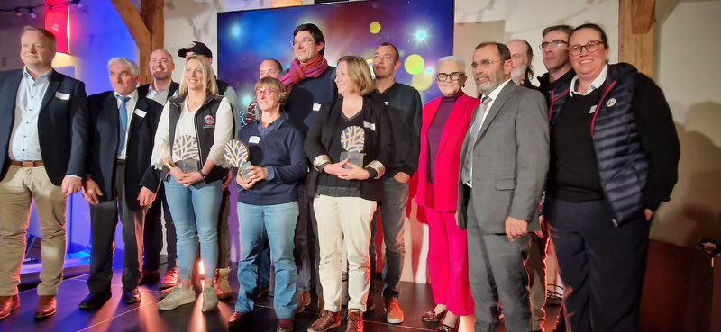 FrancoiseGatel's tweet photo. Très heureuse d’avoir participé à la deuxième édition des trophées de l’audace de la #BretagneRomantique qui récompense des entreprises dynamiques et innovantes, dans un territoire fort de 2000 entreprises et résolument tourné vers l’avenir. https://t.co/U7jrpkEpZA