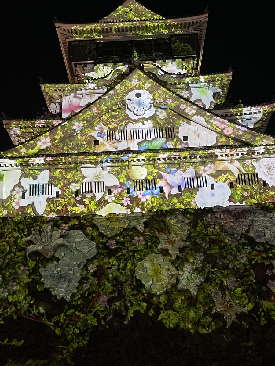 takeuchikazhisa's tweet photo. これは素晴らしいアート‼️

今晩から、4日間限定の
「小倉城ドラマッピング」

毎夜18:00-22:00の間、15分おきに上映されます。
もう、言葉で説明するより、見にいらしてください✨

クリスマスマーケットも歩けないくらいの人で賑わっていますよ✨ https://t.co/56p75j1m10