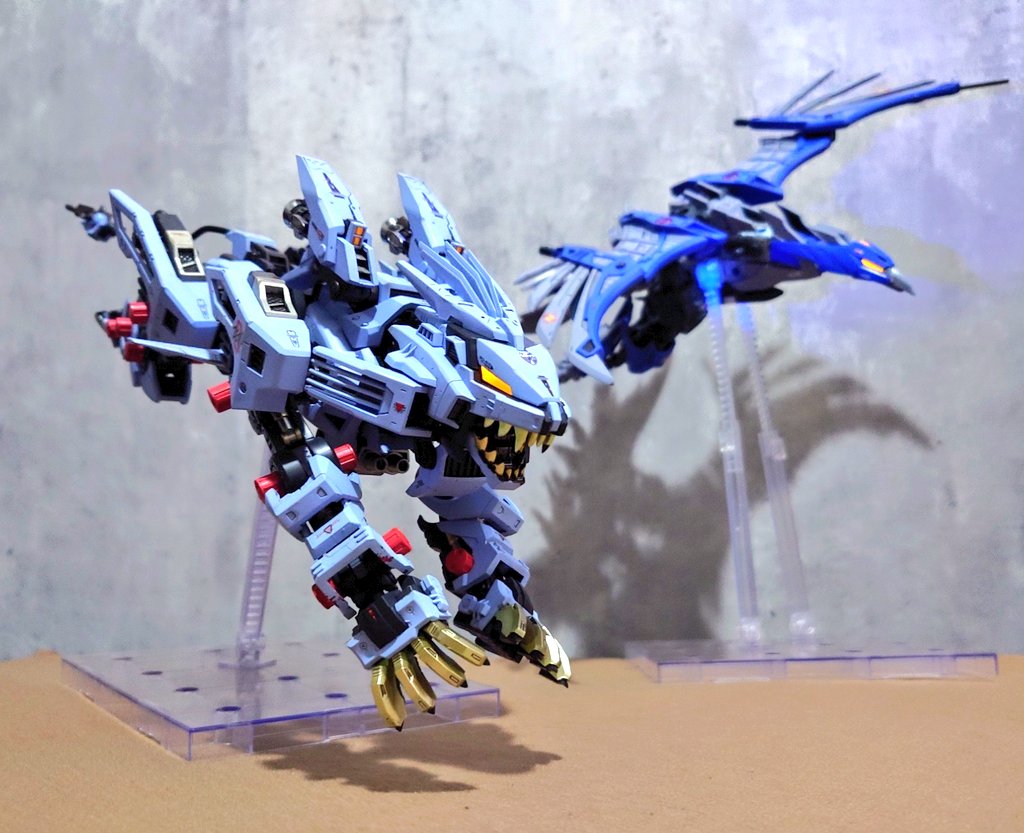 raptorymtk's tweet image. HMMライガーゼロフェニックス 懲罰隊仕様 一部蛍光発光
飛行BLOX・フェニックスと合体する事で、ゼロのゾイドコアと共振し、エネルギー量を増幅させ出力と運動性能を向上させた他、少しの時間であれば飛行・滑空や戦闘中での分離・合体が可能
そんなゾイドが何故懲罰隊の名を…
続く↓
#ゾイド