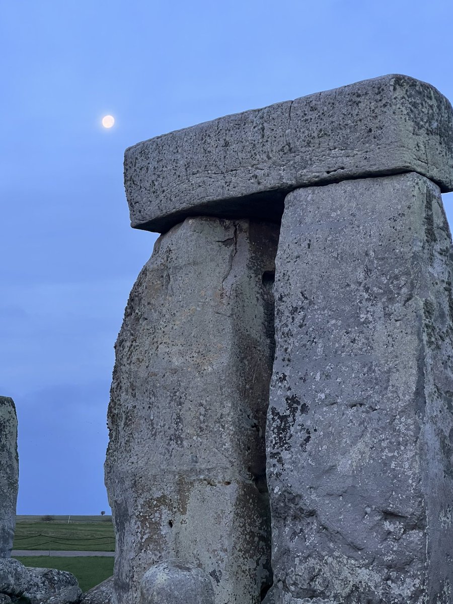 Sunrise at Stonehenge today (14th December) was at 8.01am, sunset is at 3.58pm 🌥️