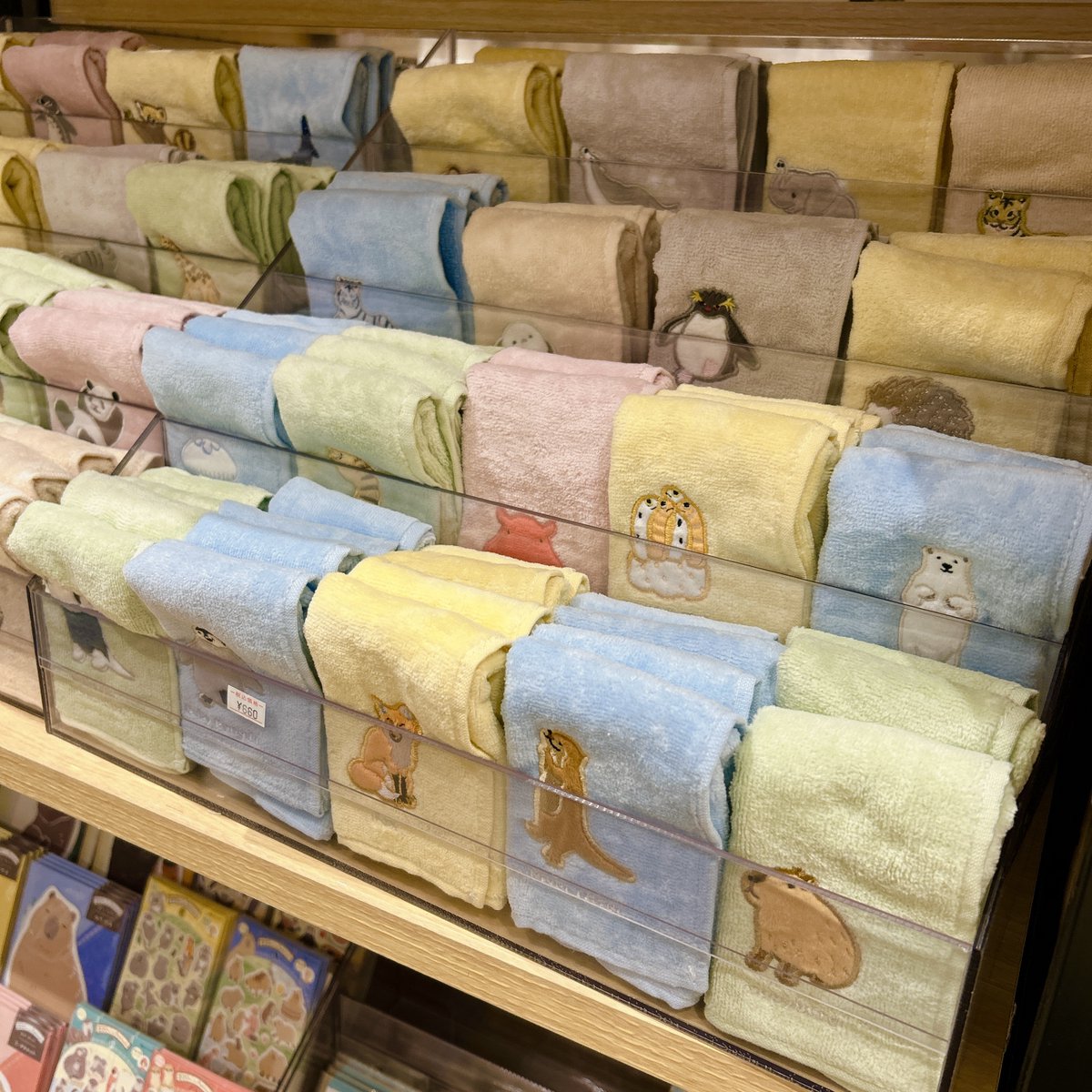 libretto_zm's tweet photo. 触り心地のいい綿生地に動物のイラストがワンポイント刺繍されている『アニマルハンカチ』入荷いたしました🙌
その動物の種類、なんと35種類！
きっとお気に入りのものが見つかりますよ♪

既に大人気の『アニマルピンバッヂ』も再入荷いたしました！
ぜひ店頭でご覧ください😊

#座間イオン
#雑貨 https://t.co/dguC75pwir
