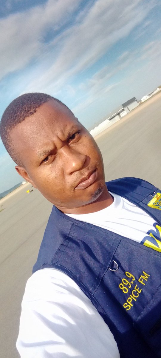 SpiceFMHoima's tweet photo. HAPPENING NOW: The Top 20 weekly countdown.

#Groove your weekend with the hottest 20 Jams from 12:00pm-02:00pm with @mgodfreydavid (G Dhave 256).
Where are you Spicing from? https://t.co/JRcKkrJKge