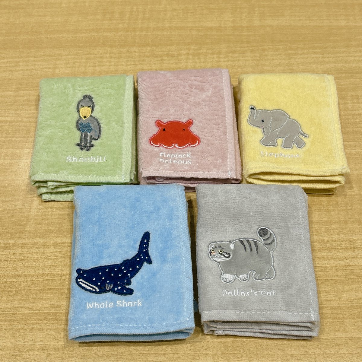 libretto_zm's tweet photo. 触り心地のいい綿生地に動物のイラストがワンポイント刺繍されている『アニマルハンカチ』入荷いたしました🙌
その動物の種類、なんと35種類！
きっとお気に入りのものが見つかりますよ♪

既に大人気の『アニマルピンバッヂ』も再入荷いたしました！
ぜひ店頭でご覧ください😊

#座間イオン
#雑貨 https://t.co/dguC75pwir