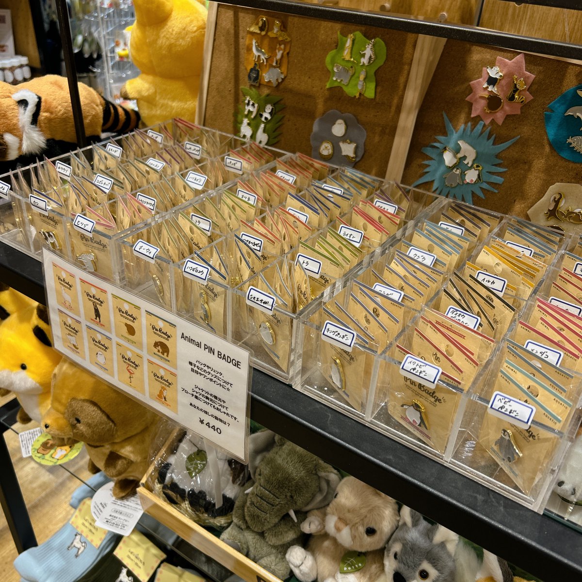 libretto_zm's tweet photo. 触り心地のいい綿生地に動物のイラストがワンポイント刺繍されている『アニマルハンカチ』入荷いたしました🙌
その動物の種類、なんと35種類！
きっとお気に入りのものが見つかりますよ♪

既に大人気の『アニマルピンバッヂ』も再入荷いたしました！
ぜひ店頭でご覧ください😊

#座間イオン
#雑貨 https://t.co/dguC75pwir