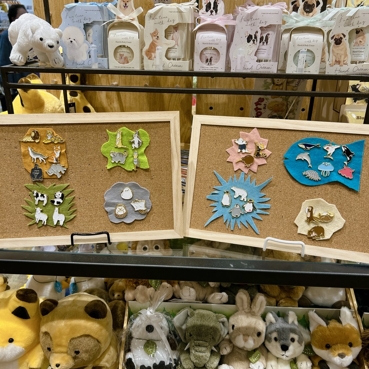 libretto_zm's tweet photo. 触り心地のいい綿生地に動物のイラストがワンポイント刺繍されている『アニマルハンカチ』入荷いたしました🙌
その動物の種類、なんと35種類！
きっとお気に入りのものが見つかりますよ♪

既に大人気の『アニマルピンバッヂ』も再入荷いたしました！
ぜひ店頭でご覧ください😊

#座間イオン
#雑貨 https://t.co/dguC75pwir