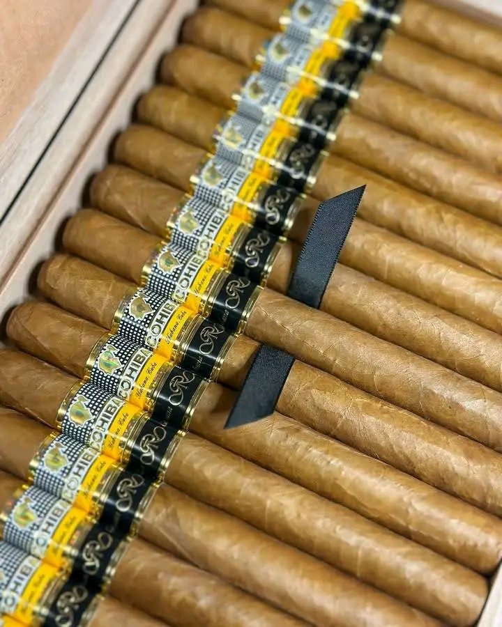SPECIAL OFFER.
Link on my profile for more details ✨️ 
#cohiba #esplendidos  #cigarstyle #cigarboom #cigarboomunboxing #cigarboommoment #cigarboomcollection #cigarboomhabanos #habanos #habanoslife #havana #cigarlove #cigarsdreams