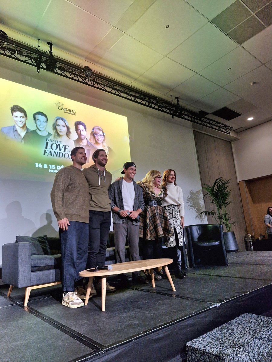EmpireConv's tweet photo. #FTLOF3 Regardez qui est là !! // Look who's here!! https://t.co/zqGpXUtvug