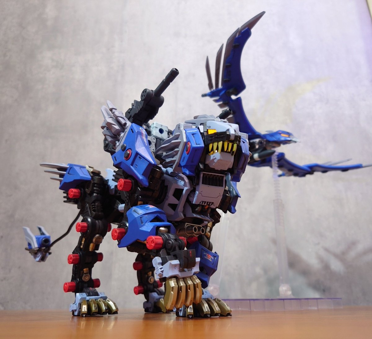 raptorymtk's tweet image. HMMライガーゼロフェニックス 懲罰隊仕様 一部蛍光発光
飛行BLOX・フェニックスと合体する事で、ゼロのゾイドコアと共振し、エネルギー量を増幅させ出力と運動性能を向上させた他、少しの時間であれば飛行・滑空や戦闘中での分離・合体が可能
そんなゾイドが何故懲罰隊の名を…
続く↓
#ゾイド