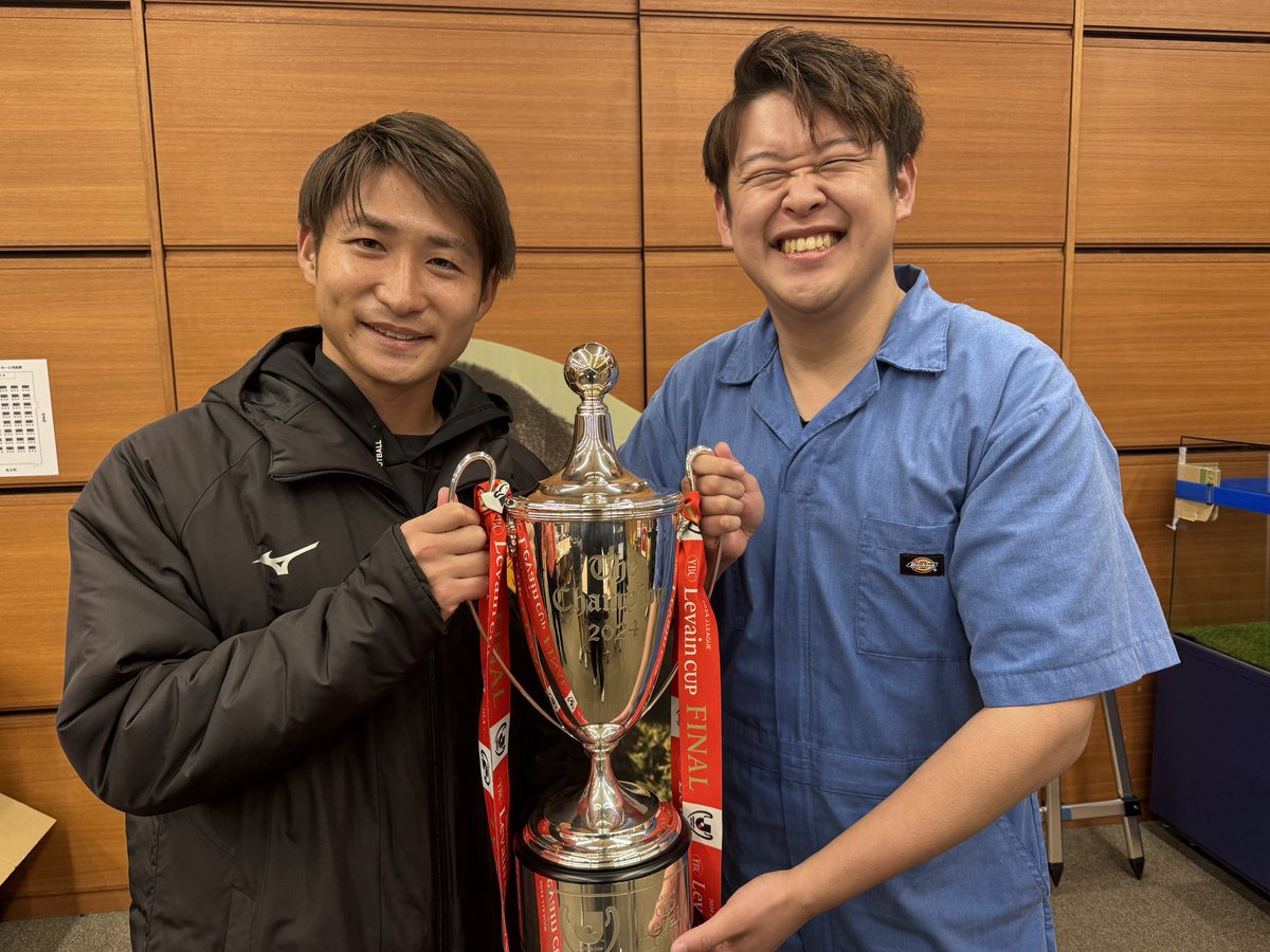sakainaoto's tweet photo. でらスポ名古屋10周年トークショーのラストゲスト！
名古屋グランパスの和泉竜司選手！
ルヴァンカップを一緒に持たせていただぎした。
まさか同い年で誕生日3日違い！
プロの考え方めっちゃかっこよかったです。
酒井の椅子を引いてくれたグランパスくんとも写真撮ってもらいました！
@izuryu1106 https://t.co/Rn89EWCTmP