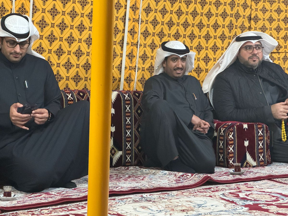 تشرفنا بتلبية دعوة العم فواز الصنيدح الظفيري
على العشاء وبحضور ضيوفه الكرام في لقاء جمع المودة والمحبة فاكرمهم الله وبارك فيهم وامد بعمر العم ابومحمد وبارك له في حلاله