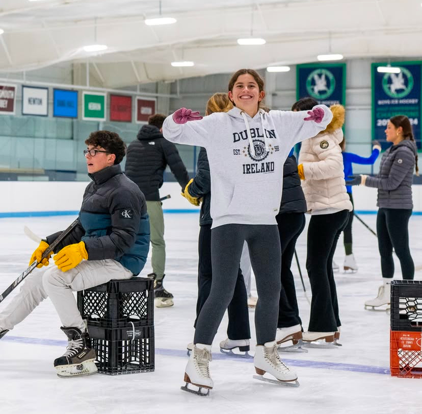 manyanetcorts's tweet photo. Els nostres alumnes d’intercanvi a Boston han gaudit d’una experiència única al camp de hockey sobre gel de Pingree. 🥅✨ Han viscut de primera mà un dels esports nacionals més icònics dels Estats Units!💥 #escolesmanyanet #ambtotambtu #boston #pingree #hockey https://t.co/CdQ67lAou7