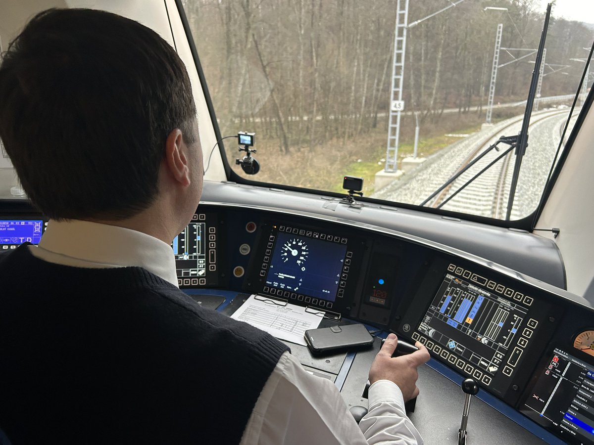 První osobní vlak projel po zmodernizované trati z Brna do Zastávky. Elektrizace a zdvojkolejení druhého úseku přišlo na bezmála 4,3 miliardy korun. Maximální rychlost - 120 km/h. #doprava