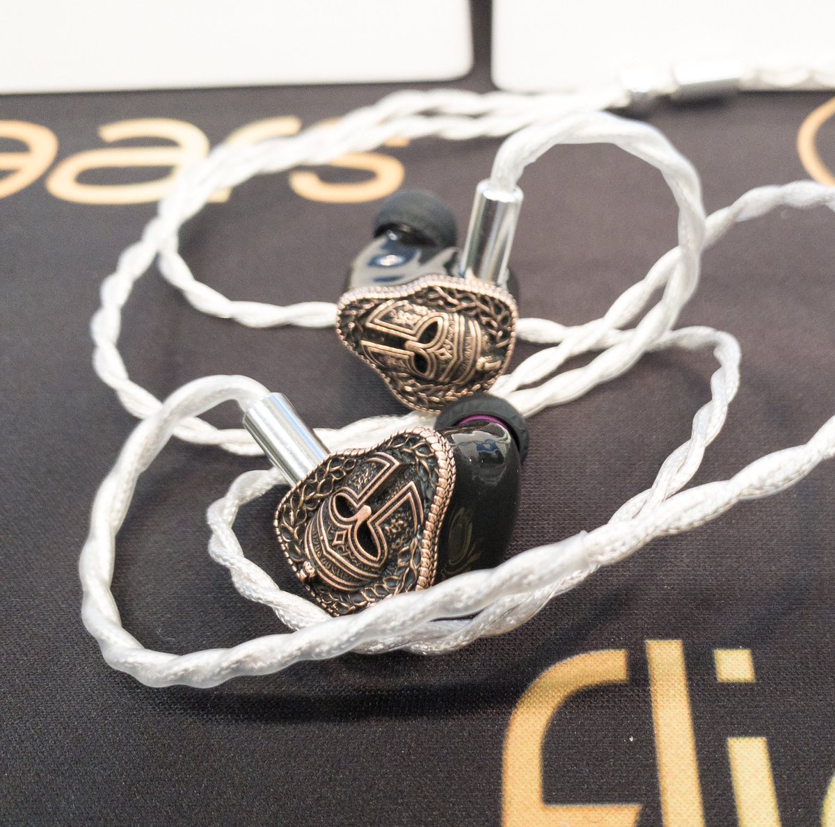 pontax3's tweet image. flipearsの新作「AEGIS」と「LEGION」。
写真だと銀色っぽく見えるけど実物はもっと銅色寄りの色合い👀
AEGIS：1×BCD、1×DD $500
LEGION：1×BCD、1×DD、1×EST $800
AEGISは中低域寄りの音で、LEGIONの方がバランスが良い印象👍🏼
フェイスプレートは好き好きだけど、シンプルなものも来年出す予定と💡