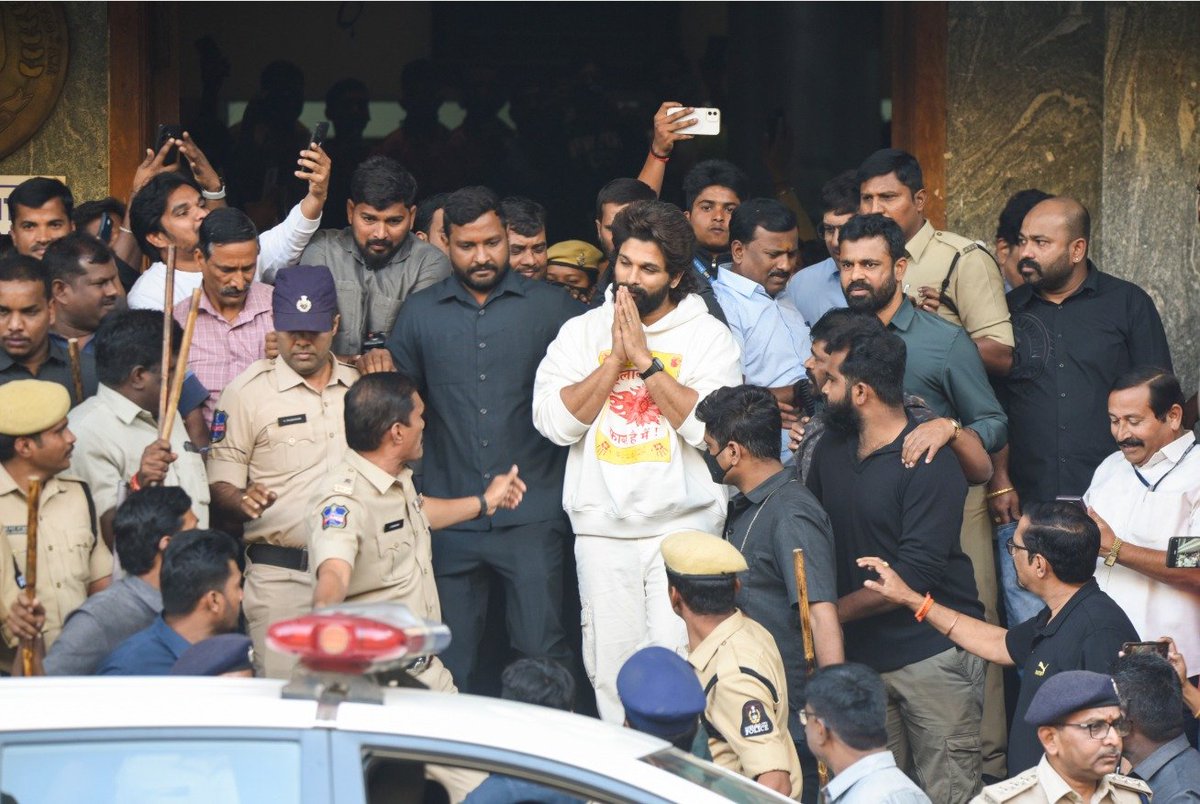 TrendyShayan's tweet photo. People are discussing that in just a few hours Allu Arjun Was arrested Went to police station Court gave 14 days custody Got bail from HC People are saying that it is a game of money but in the midst of all this
#AlluArjun𓃵 #AlluArjunArrest #AlluArjunArrestedNews https://t.co/UHlKJhWg6k