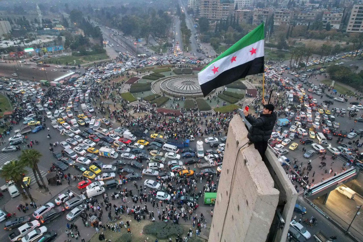 Piyusaja2's tweet photo. BAHAGIA...

Lihat kaum muslimin bebas, keluar dari penjara Assad yg keji, jutaan pengungsi kembali ke rumahnya... dan juga dieksekusinya para penjahat yg terlihat dalam kekejian itu, saya sudah BAHAGIA sekali. Alhamdulillaaah....

Dan itu tentunya atas izin Allah Azza wa Jalla, lewat perantara kerja keras yang dilakukan oleh para Mujahidin, baik dari faksi HTS ataupun yang lainnya...

Adapun terkait penerapan syariat Islam di sana... Kita sabar menunggu dan mendoakan kebaikan untuk mereka...
Semoga Suriah menjadi lebih baik... Kaum muslimin di sana bisa menjalankan ibadah dengan aman dan nyaman ...[As]