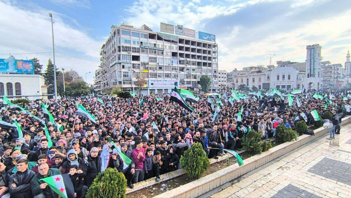Piyusaja2's tweet photo. BAHAGIA...

Lihat kaum muslimin bebas, keluar dari penjara Assad yg keji, jutaan pengungsi kembali ke rumahnya... dan juga dieksekusinya para penjahat yg terlihat dalam kekejian itu, saya sudah BAHAGIA sekali. Alhamdulillaaah....

Dan itu tentunya atas izin Allah Azza wa Jalla, lewat perantara kerja keras yang dilakukan oleh para Mujahidin, baik dari faksi HTS ataupun yang lainnya...

Adapun terkait penerapan syariat Islam di sana... Kita sabar menunggu dan mendoakan kebaikan untuk mereka...
Semoga Suriah menjadi lebih baik... Kaum muslimin di sana bisa menjalankan ibadah dengan aman dan nyaman ...[As]