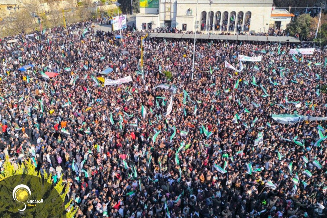 Piyusaja2's tweet photo. BAHAGIA...

Lihat kaum muslimin bebas, keluar dari penjara Assad yg keji, jutaan pengungsi kembali ke rumahnya... dan juga dieksekusinya para penjahat yg terlihat dalam kekejian itu, saya sudah BAHAGIA sekali. Alhamdulillaaah....

Dan itu tentunya atas izin Allah Azza wa Jalla, lewat perantara kerja keras yang dilakukan oleh para Mujahidin, baik dari faksi HTS ataupun yang lainnya...

Adapun terkait penerapan syariat Islam di sana... Kita sabar menunggu dan mendoakan kebaikan untuk mereka...
Semoga Suriah menjadi lebih baik... Kaum muslimin di sana bisa menjalankan ibadah dengan aman dan nyaman ...[As]