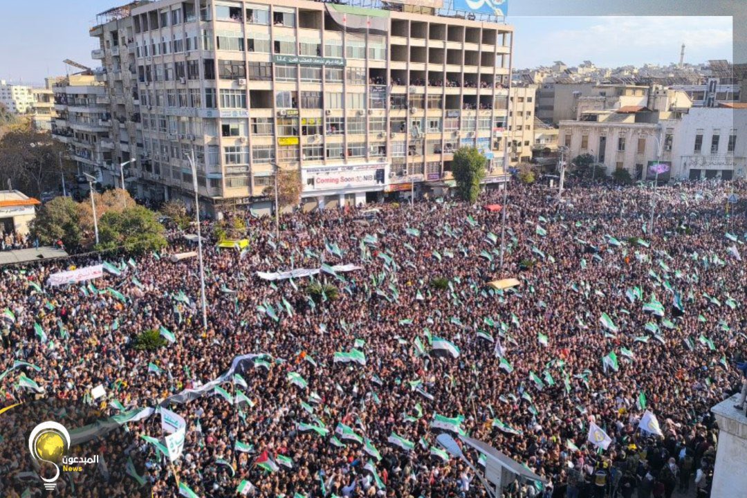 Piyusaja2's tweet photo. BAHAGIA...

Lihat kaum muslimin bebas, keluar dari penjara Assad yg keji, jutaan pengungsi kembali ke rumahnya... dan juga dieksekusinya para penjahat yg terlihat dalam kekejian itu, saya sudah BAHAGIA sekali. Alhamdulillaaah....

Dan itu tentunya atas izin Allah Azza wa Jalla, lewat perantara kerja keras yang dilakukan oleh para Mujahidin, baik dari faksi HTS ataupun yang lainnya...

Adapun terkait penerapan syariat Islam di sana... Kita sabar menunggu dan mendoakan kebaikan untuk mereka...
Semoga Suriah menjadi lebih baik... Kaum muslimin di sana bisa menjalankan ibadah dengan aman dan nyaman ...[As]