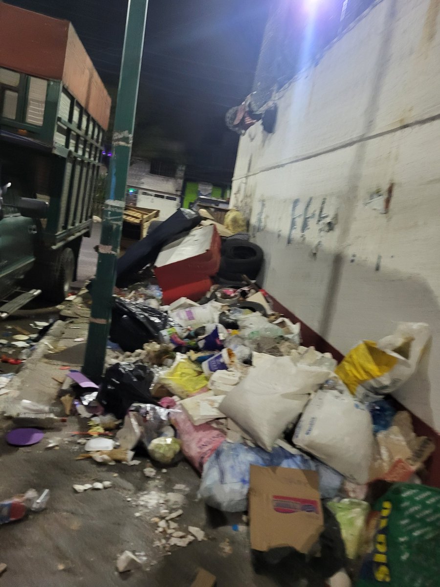 EdisonJuarez99's tweet photo. Ayuda por favor con la limpieza en esta zona. Las personas que salen en la foto le cobran a la gente por dejarlos tirar su basura ahí. Sur 20 esq. Ote. 229 Agricola Oriental @iztacalconews @IztacalcoAl @LourdesPaz24 @ElizabethMateos https://t.co/yHEv0Tmryn