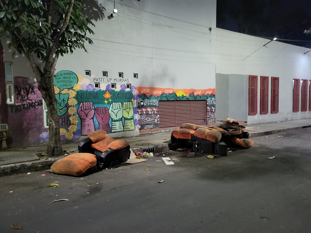 EdisonJuarez99's tweet photo. Ayuda por favor con la limpieza en esta zona. Las personas que salen en la foto le cobran a la gente por dejarlos tirar su basura ahí. Sur 20 esq. Ote. 229 Agricola Oriental @iztacalconews @IztacalcoAl @LourdesPaz24 @ElizabethMateos https://t.co/yHEv0Tmryn