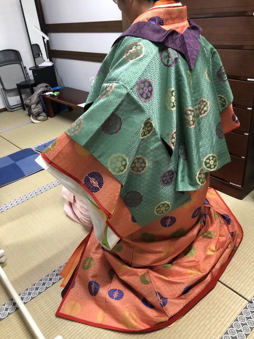 自分が描いた光る君絵を見返してて、十二単の構造が間違ってるのに気づいて口惜しい。そのときは写真見ながら一所懸命に描いてたんだけど。やはり実際に着てみることは重要だった。構造を理解できた今はもう大丈夫。十二単を描くお仕事がしたいです! 
