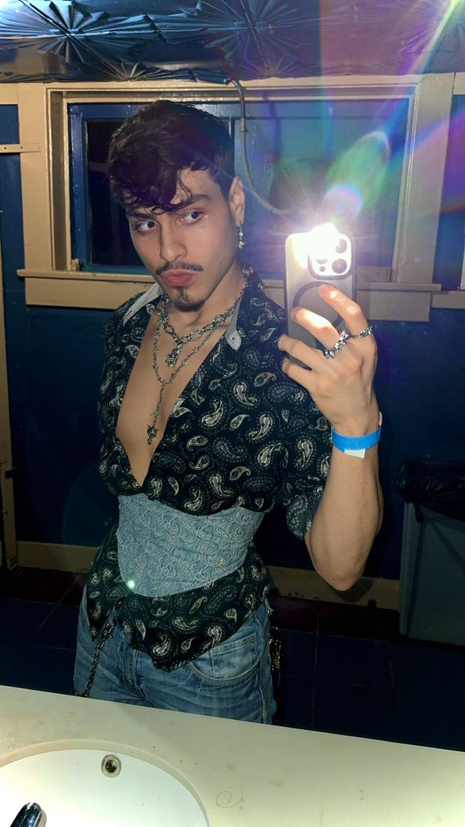 itzrolanddude's tweet image. when ur lonely
r u ever thinkin bout the magic in me?
do u wish i was yours?