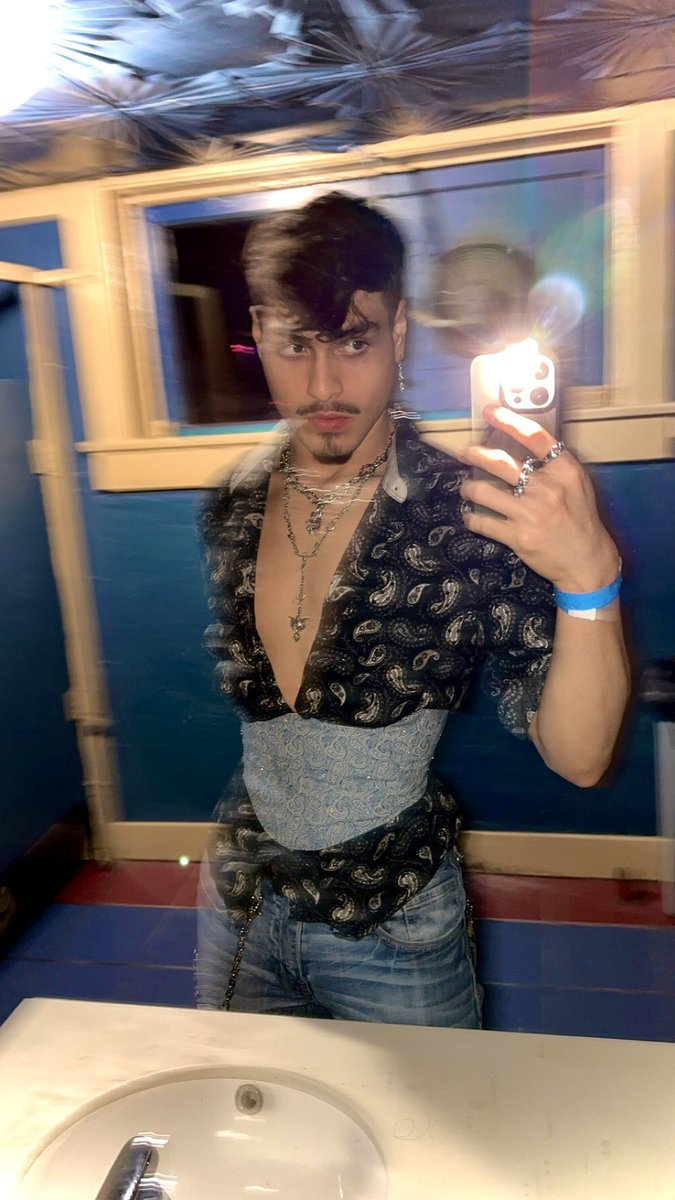 itzrolanddude's tweet image. when ur lonely
r u ever thinkin bout the magic in me?
do u wish i was yours?