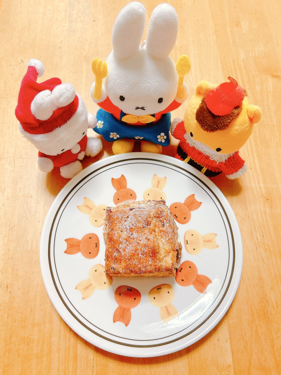 「アフタヌーンティーのシュトーレンスコーン美味しかった。レーズンとか苦手なのでシュ」|ロックのイラスト