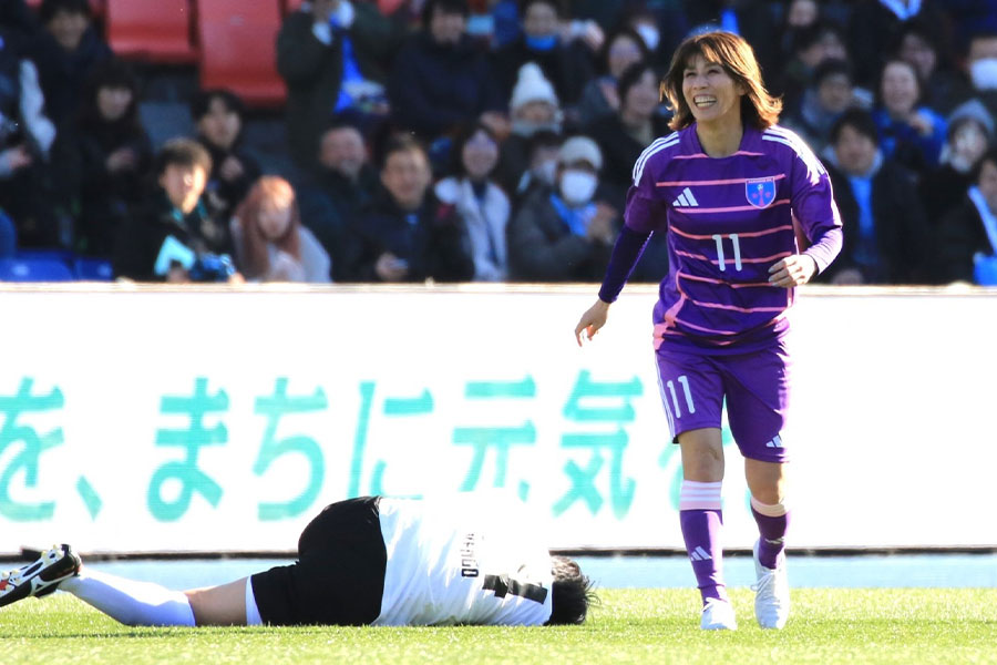 【珍事】吉田沙保里、引退試合の主役・中村憲剛氏を豪快タックルで吹き飛ばす
news.livedoor.com/article/detail…

なでしこメンバーとして緊急参戦した吉田。中村氏と競り合いとなり、吉田が突然タックル。中村氏が倒れこむ事態となった。家本政明主審がVARで確認し、笑顔の両者にグリーンカードが提示された。