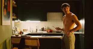 merlinpapin3's tweet photo. .@FredOL69007 .@tbarnaud #MerlinAwards2024 Voici Mon TOP30 des #MeilleursFilms vus en 2024
17 – #SansJamaisNousConnaître de Andrex Haigh (2023) avec Paul Mescal Andrew Scott Jamie Bell Claire Foy Cameron Ashplant Ami Tredrea Jack Pallister
À Londres, Adam vit dans une tour où la plupart des appartements sont inoccupés. Une nuit, la monotonie de son quotidien est interrompue par sa rencontre avec un mystérieux voisin, Harry. Alors que les deux hommes se rapprochent, Adam est assailli par des souvenirs de son passé et retourne dans la ville de banlieue où il a grandi.