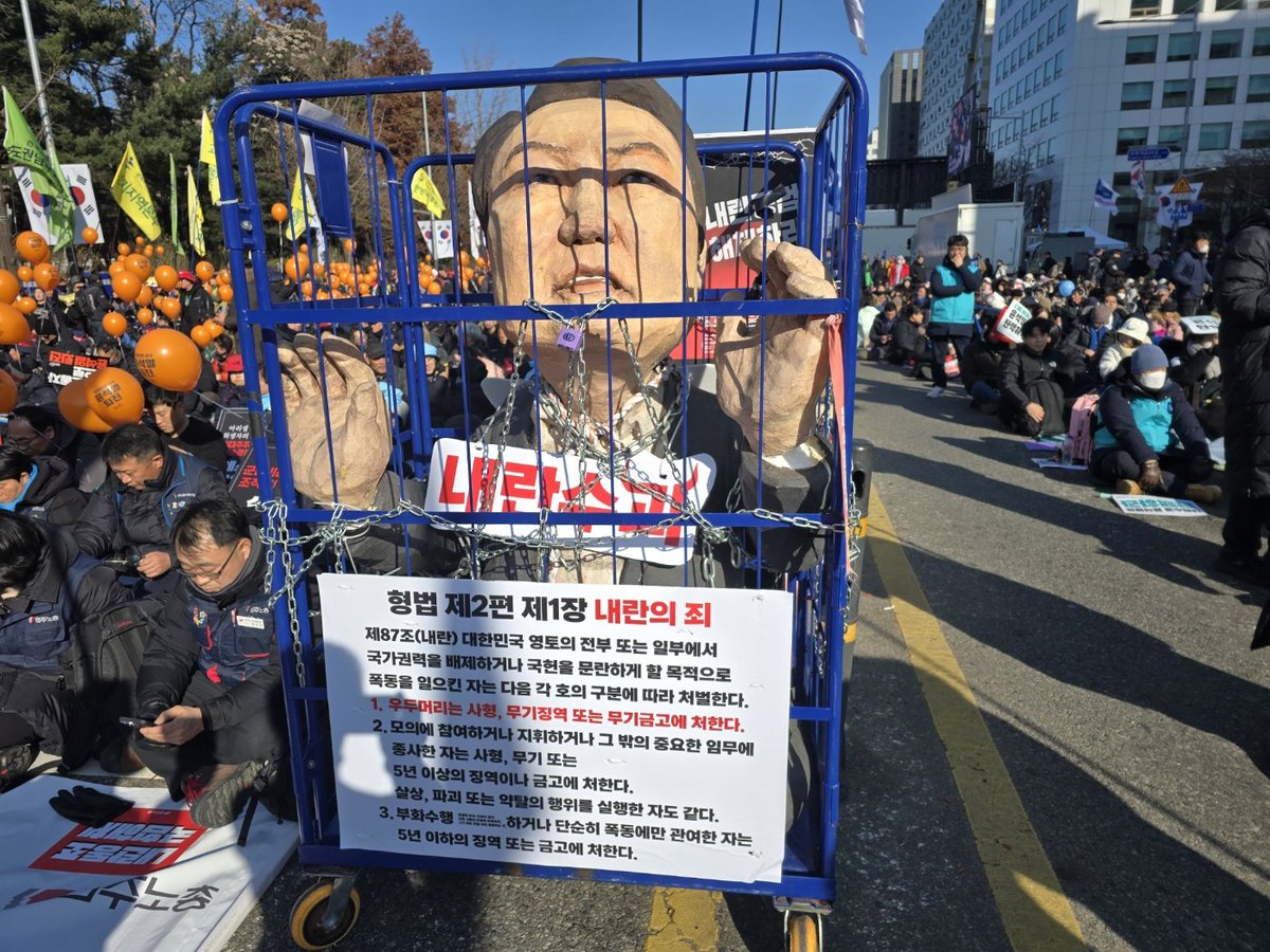 커피 한 잔 사러 나가려는데 사람들이 너무 많아 갈 수가 없다ㄷㄷ

국회 정문 앞에서 이 사진 한 장 찍고 그냥 다시 백스텝했다

#여의도
#탄핵