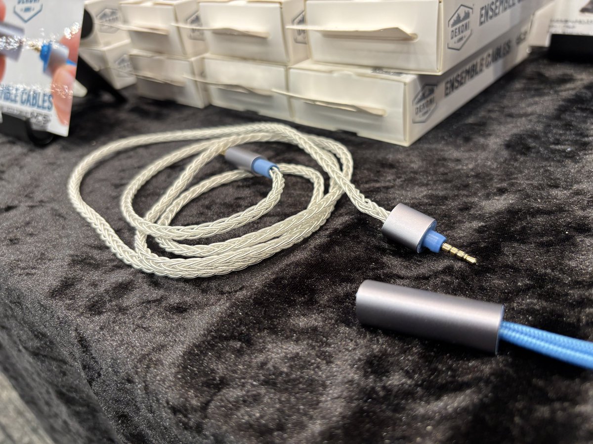 potafes's tweet photo. #ポタフェス  
【B1-07】宮地商会M.I.D.C-audio

DEKONIのモジュラーケーブルシステムは、ヘッドホン側のコネクタを抜き差しせずに、分岐部分で6.3、4.4プラグに切り替えができる便利なアイテム！

ありそうでなかったヘッドホンケースも展示中です！ https://t.co/KSVh35VPSb
