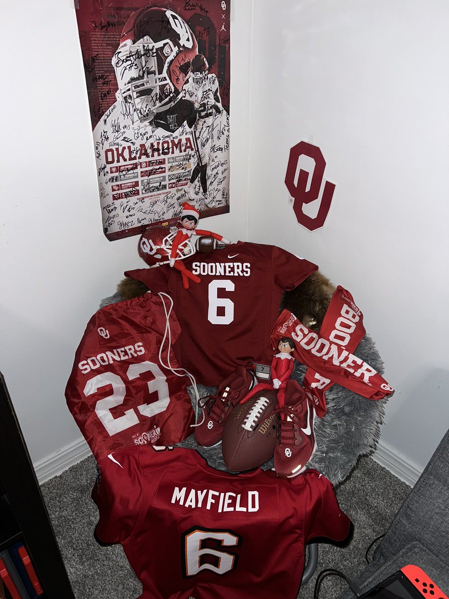 CoachRyanTurner's tweet photo. When dad is in charge of the @elfontheshelf @OU_Football @OU_Athletics @bakermayfield https://t.co/C7uTxyAwPc