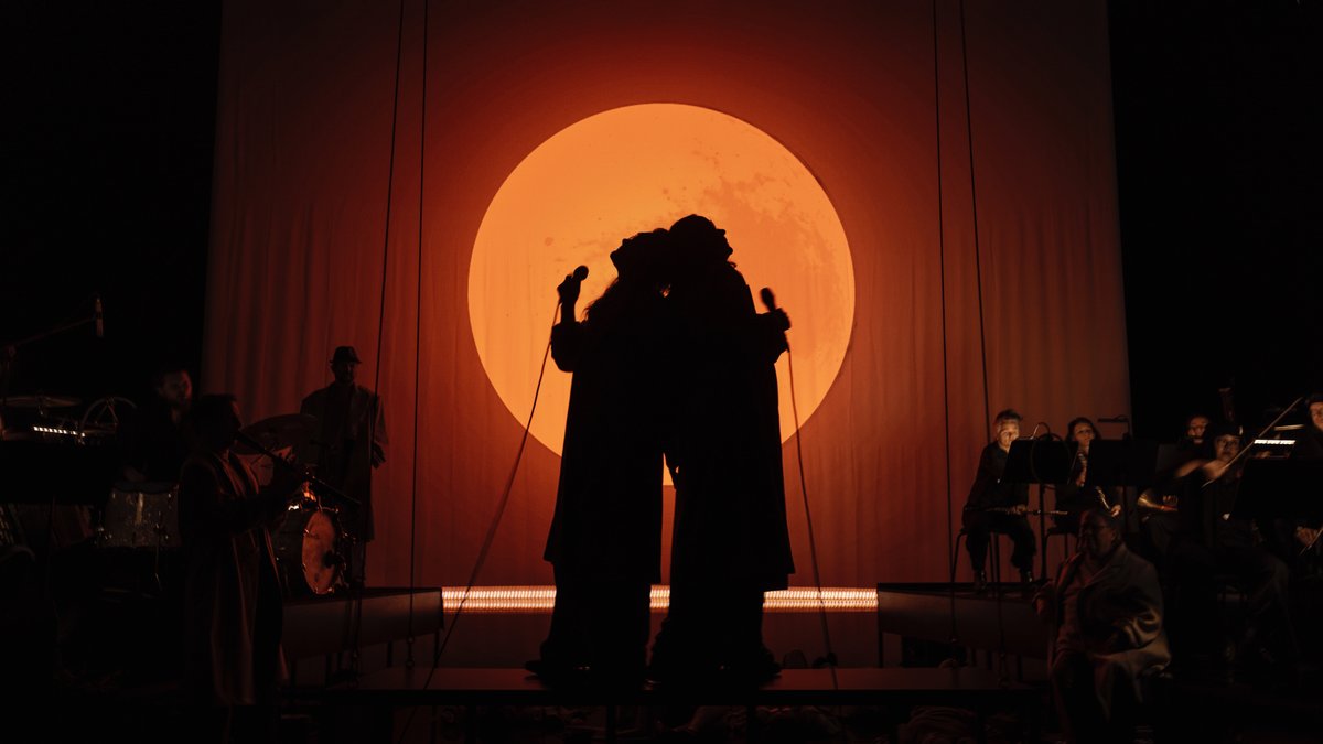 Když melodie vypráví o duši 🎶🎭

Dnes nás čeká 1. předprem. A pak usnu a vstanu – pocty Zuzaně Navarové, od jejíhož odchodu uplynulo 20 let. Ve spolupráci s FHK a RAZAM jsme vytvořili výjimečný projekt, který vznikl i díky podpoře Města <a href="/_hradeckralove/">Hradec Králové</a> 800 let.